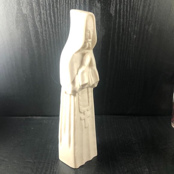 Ceramic Hooded Monk Figurine With cross-detailing - Picture 4 of 7